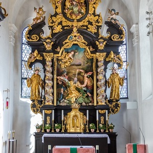 Der prachtvolle barocke Hochaltar stammt von einem der hervorragendsten Barockschnitzer Österreichs, von Meinrad Guggenbichler (1694-1723).