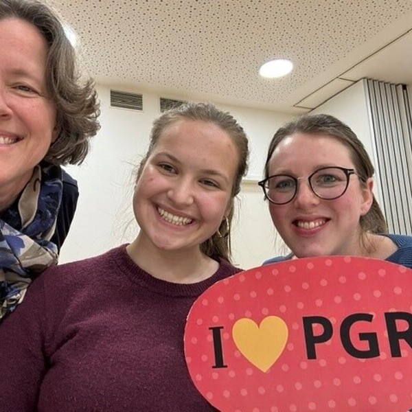 Mit Ausschneidevorlagen entstehen fröhliche Bilder des Pfarrgemeinderates. (PGR Pichl bei seiner Sitzung im März 2026)