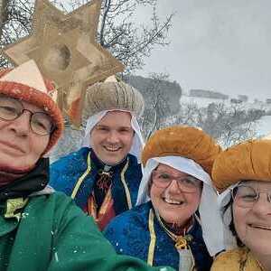 Erwachsene als Sternsinger*innen in Oberbairing
