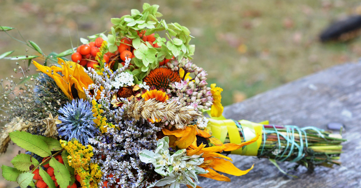 Buket herbal yang indah dan beraneka ragam, siap untuk diberkati.