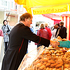 Bischof Scheuer beim Bäcker-Standl – ein vertrauter Geruch für den „Bäcker-Fredi“