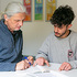 Martin Nowak (re.), Leiter der Hand-Werk Ausbildungsassistenz, lernte mit Diyar Cicek.